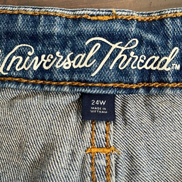 Universal Thread Medium Wash Distressed Cut Off Boyfriend Denim Shorts NWT 24W - Picture 3 of 13